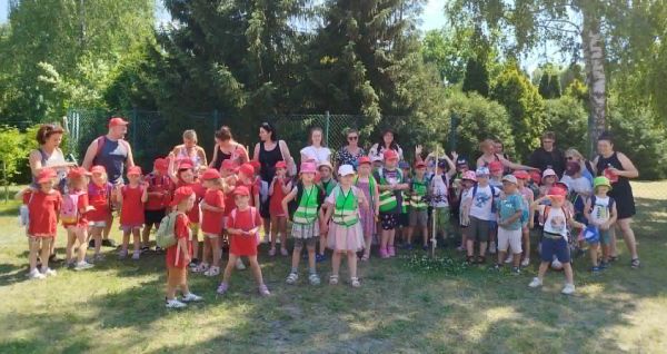 Grupa dzieci wraz z wychowawcami pozuje do zdjęcia