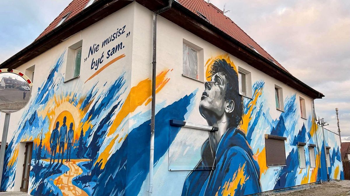 Budynek, na dwóch ścianach mural