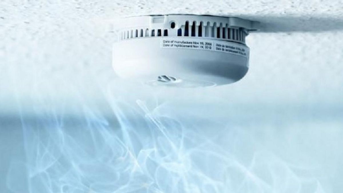 Czujnik przymocowany do sufitu - widoczny też dym