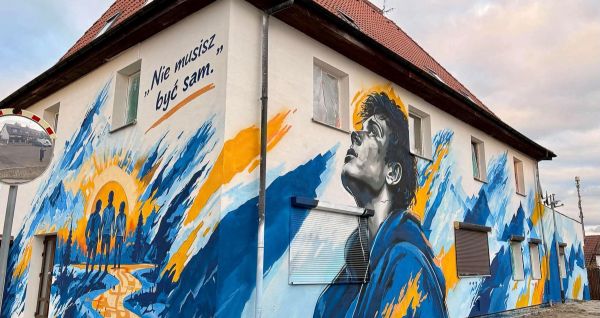 Budynek, na dwóch ścianach mural