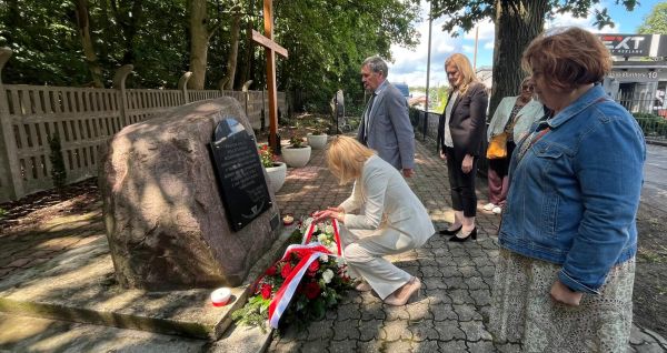 Przedstawiciele szczecińskiego oddziału Instytutu Pamięci Narodowej oraz Gminy Police składają kwiaty