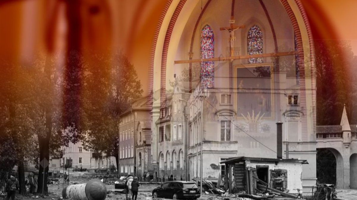 Przenikające n asiebie dwa obrazy. Na dole czarno biała fotografia zalanego miasta, na górze kolorowe zdjęcie prezbiterium kościoła w Jasienicy.