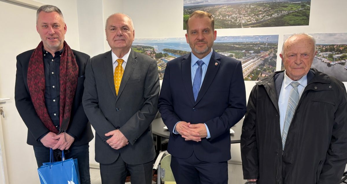 Na zdjęciu od lewej: Petro Aleksowski, ambasador Jasmin Kahil, burmistrz Polic Krystian Kowalewski i Leon Gogarowski