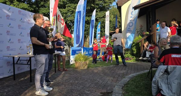 Burmistrz Polic Krystian Kowalewski wręczył puchar zwycięzcom