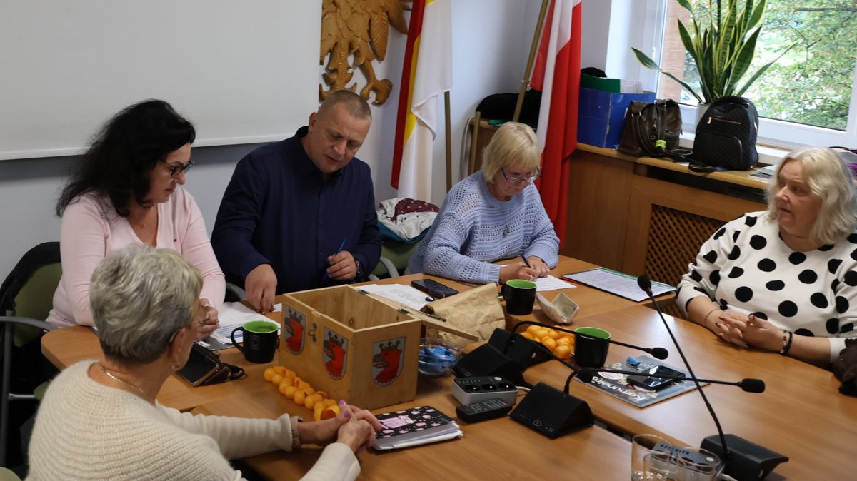 Komisja podczas losowania mieszkań