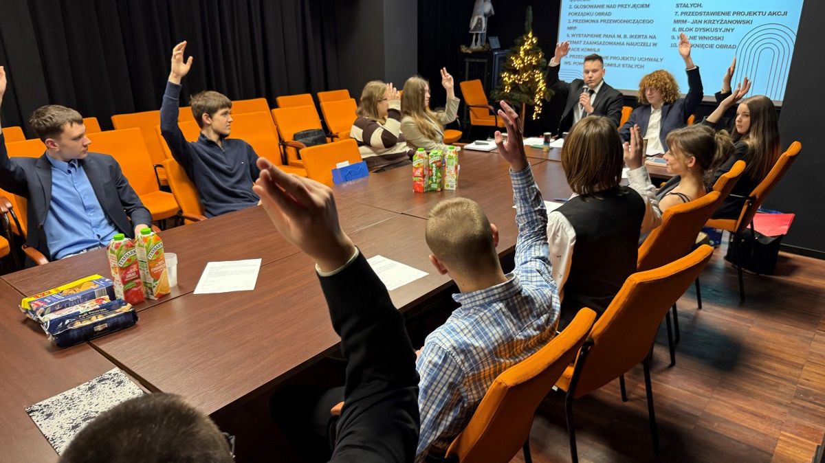 Obrady młodzieżowej rady. Na zdjęciu widoczne głosowanie