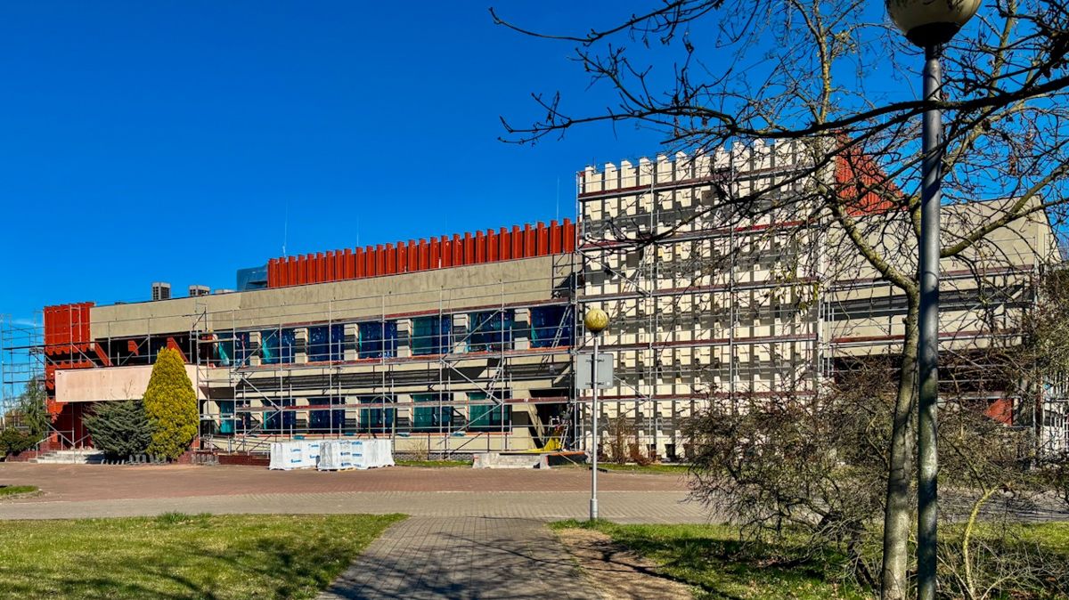 Widok na remontowany budynek Miejskiego Ośrodka Kultury w Policach