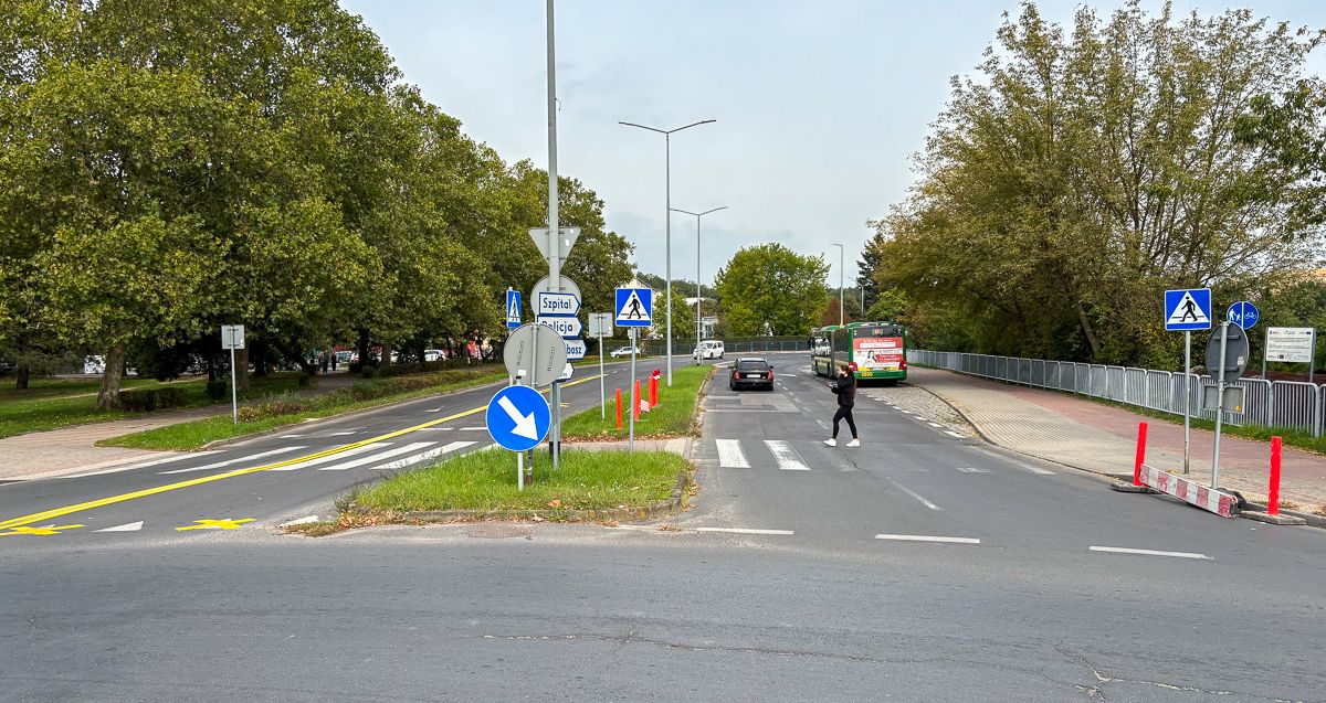 Widok na ul. Siedlecką od strony Ronda Pionierów w tle samochód i autobus, na pasach pieszy