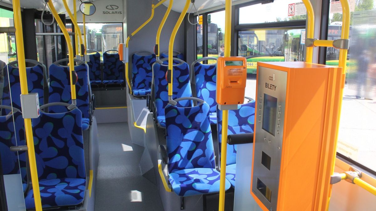 wnętrze autobusu - na pierwszym planie kasownik