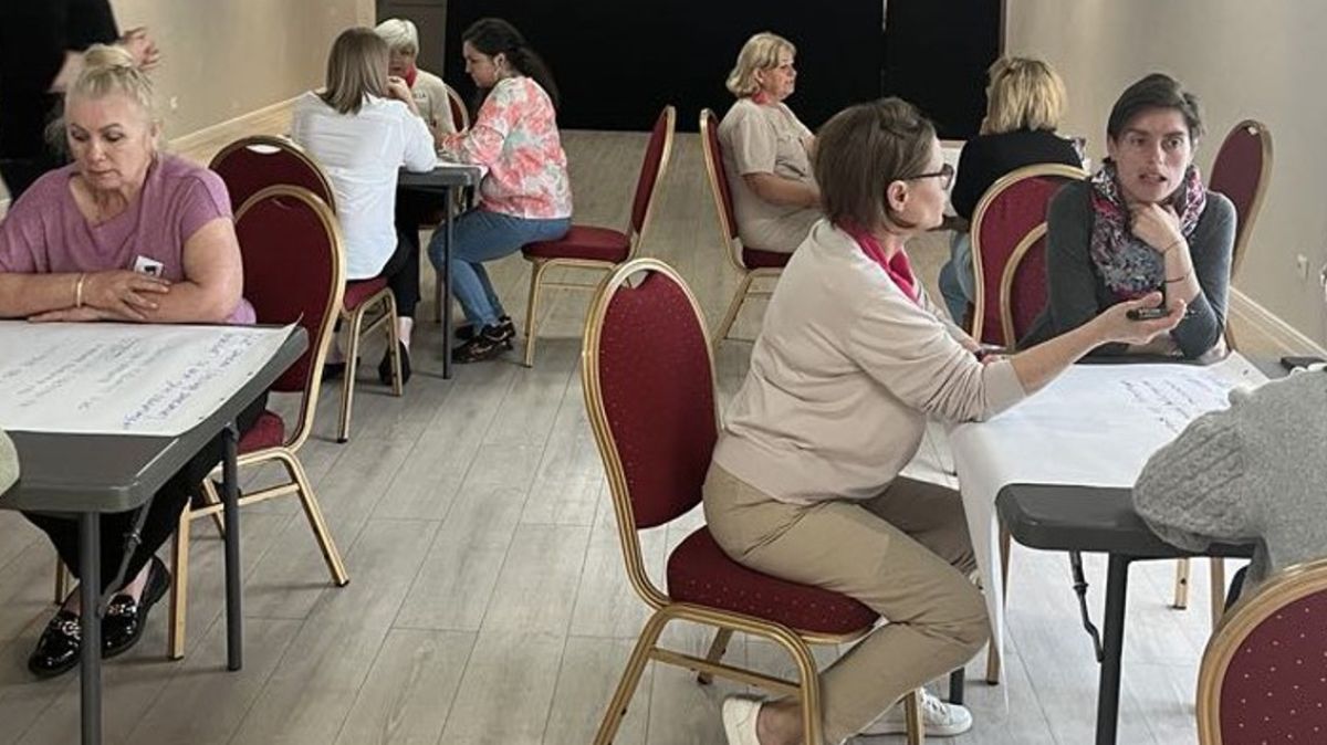 Osoby siedzące przy stołach