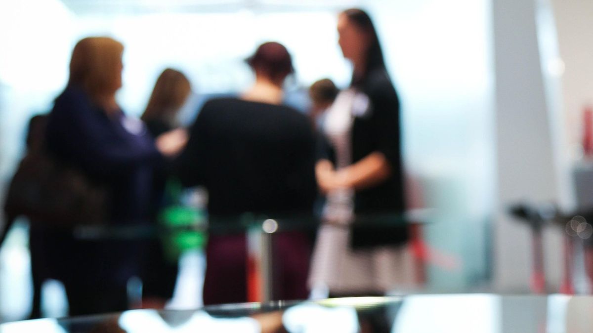 obraz rozmyty - w tle grupa rozmawiających osób