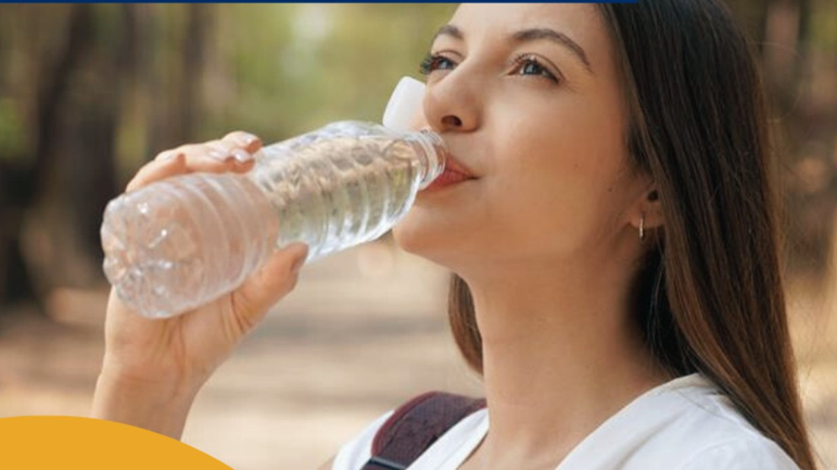 Kobieta pije wodę z plastikowej butelki