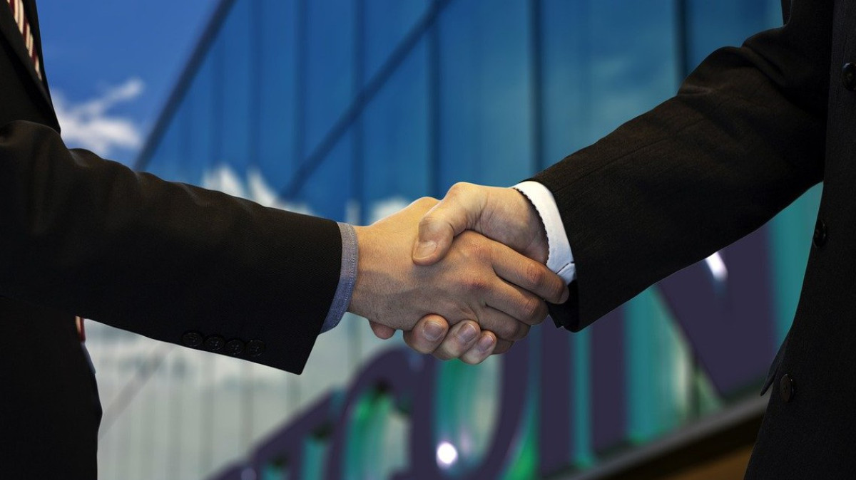 ręce splecione w uścisku dwóch mężczyzn