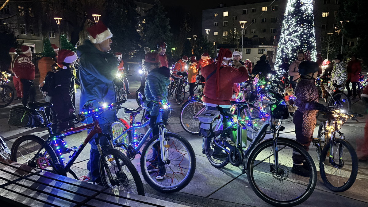 Mikołaje na rowerach przejechali ulicami Polic