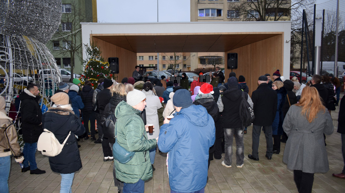 Wigilia Miejska na placu Roweckiego w Policach na pierwszym planie ludzie, w tle scena