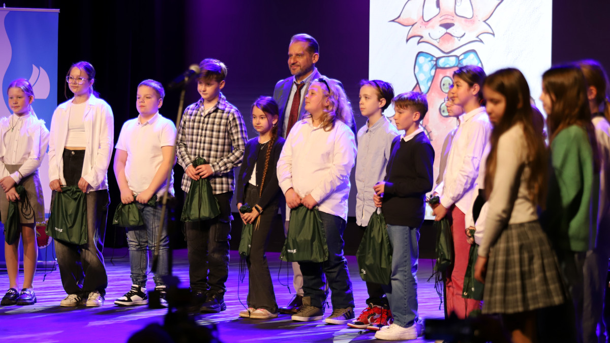 Szkolne Potyczki Ekologiczne: Burmistrz Polic wręcza nagrodę