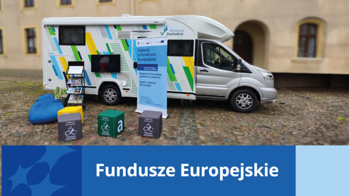 Samochód Mobilnego Punktu Informacyjnego Funduszy Europejskich i napis na dole Fundusze Europejskie