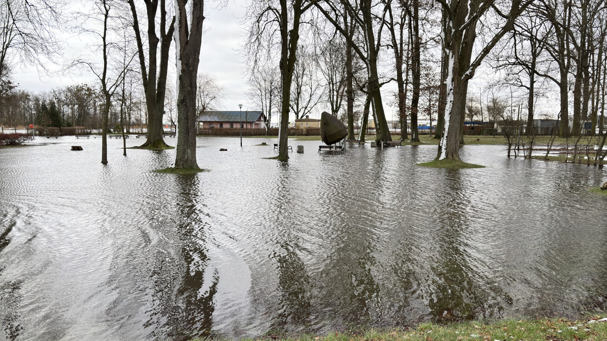 Park w Trzebieży zalany wodą