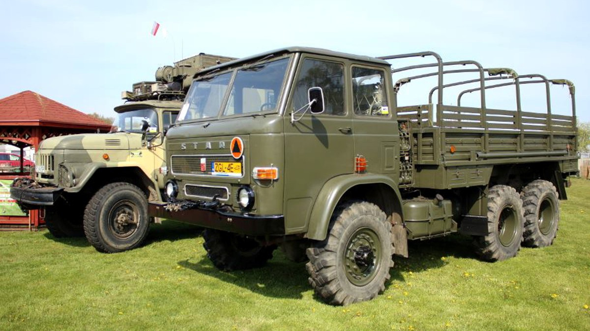 Dwa samochody wojskowe