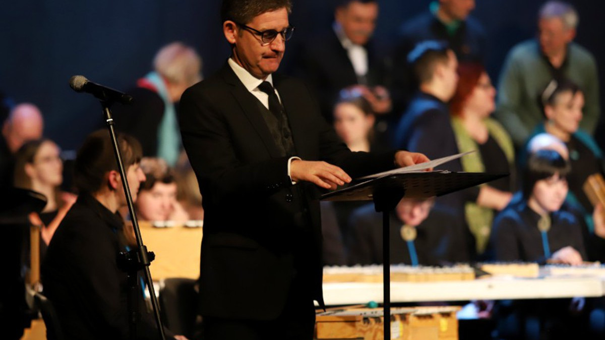 Paul Phoenix na tle chóru