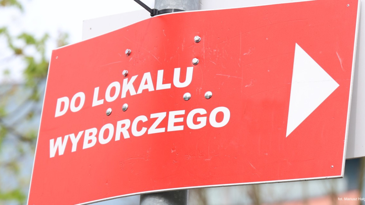 Tabliczka Do lokalu wyborczego