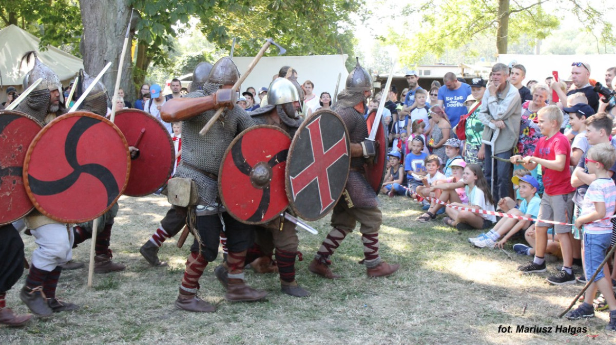 Zdjęcie z archiwum. Wojowie z tarczami i mieczami - "szarżują" na publikę