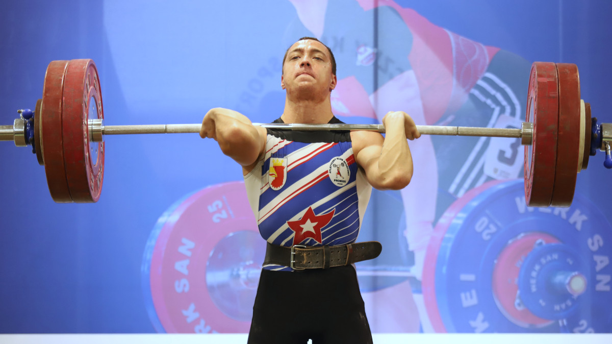 Zawodnik podrzucający sztangę