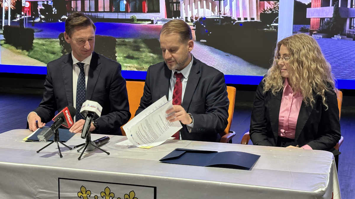 Umowę podpisali burmistrz Polic Krystian Kowalewski i Marszałek Województwa Olgierd Geblewicz