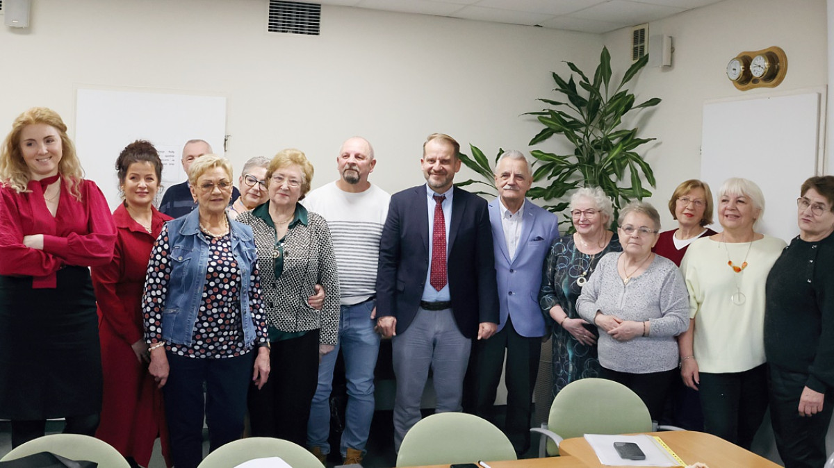 Zdjęcie zbiorowe Rady Seniorów z burmistrzem Krystianem Kowalewskim, wiceburmistrzem Magdaleną Sosnowską, wiceprzewodniczącą Rady Miejskiej Jadwigą Molendą