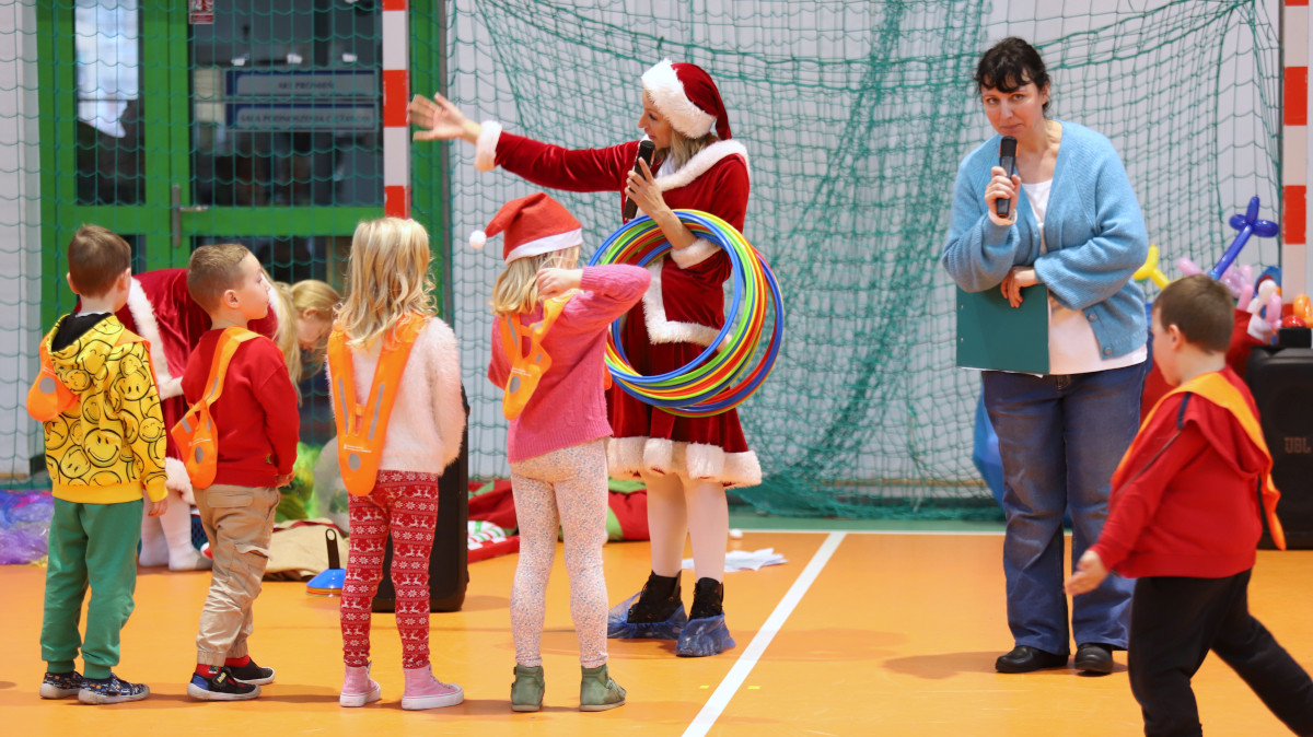 Świąteczna zabawa z Mikołajem, Olafem i Śnieżynkami!