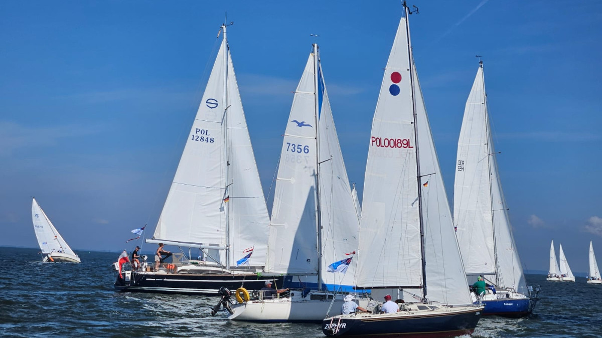 Jachty pod pełnymi żaglami