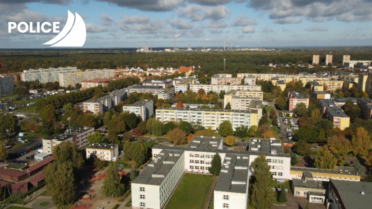 Police z lotu ptaka na pierwszym planie osiedle