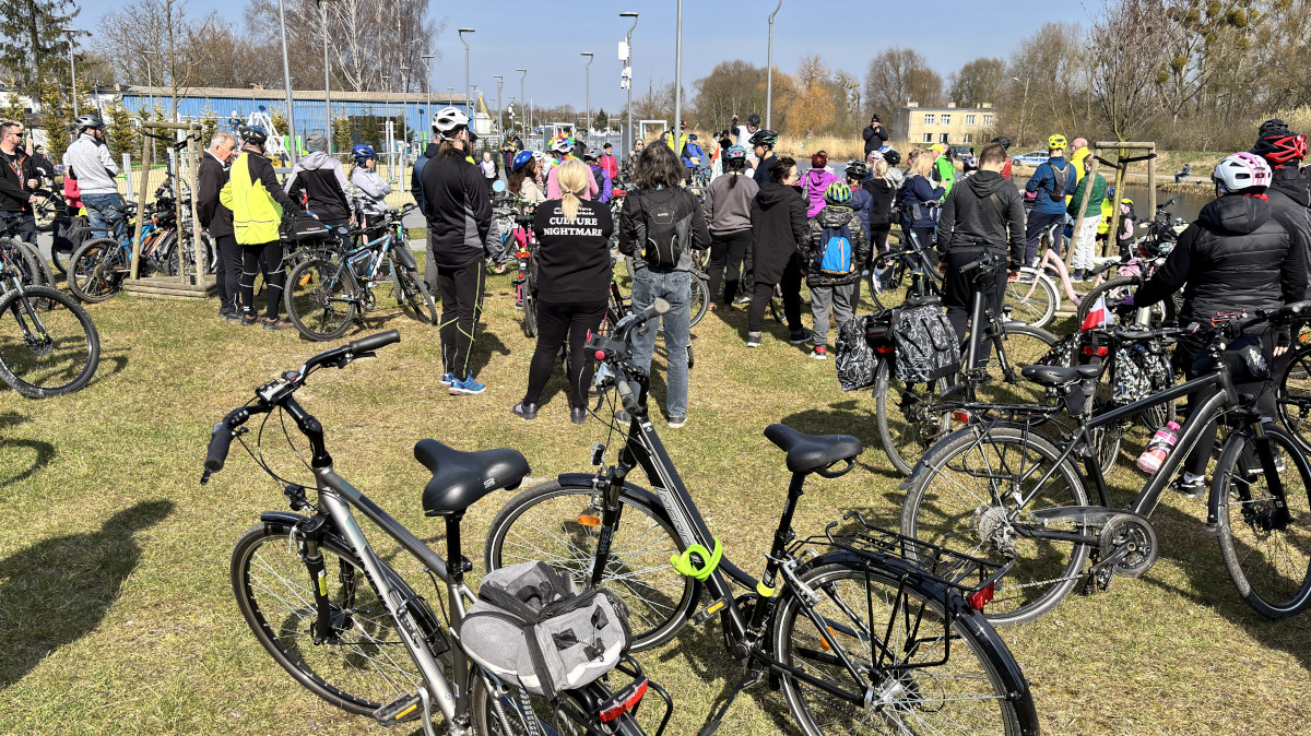 Rowerowe Powitanie Wiosny - uczestnicy odpoczywali na terenie Łarpi