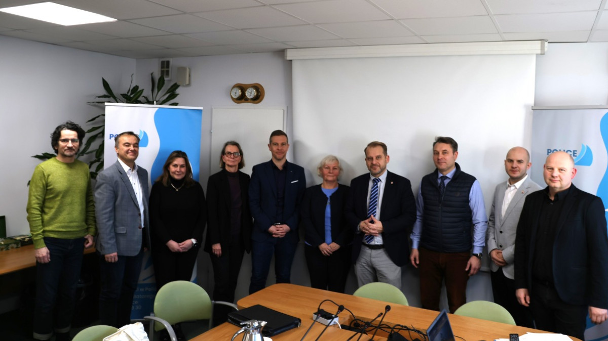 Grupa uczestników spotkania pozuje do zdjęcia