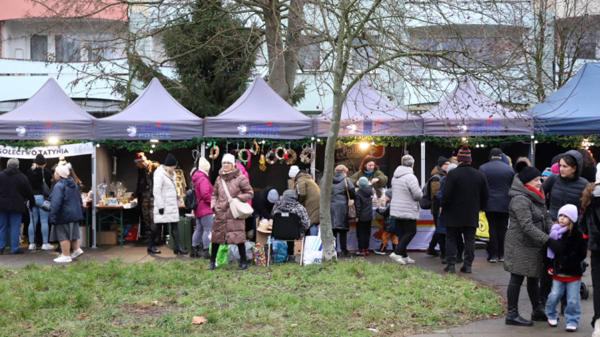 Fot. archiwum - jarmark bożonarodzeniowy - namioty a przy nich kupujący