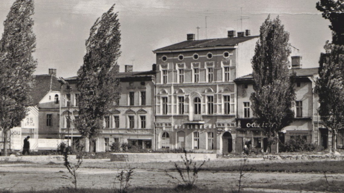 Zdjęcie zabudowy wschodniej części rynku na Starych Policach z 1960 roku