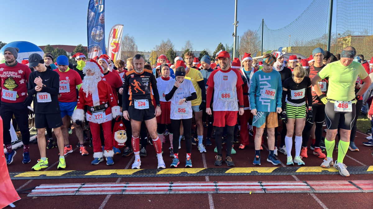 Bieg mikołajkowy, archiwum - zawodnicy na starcie
