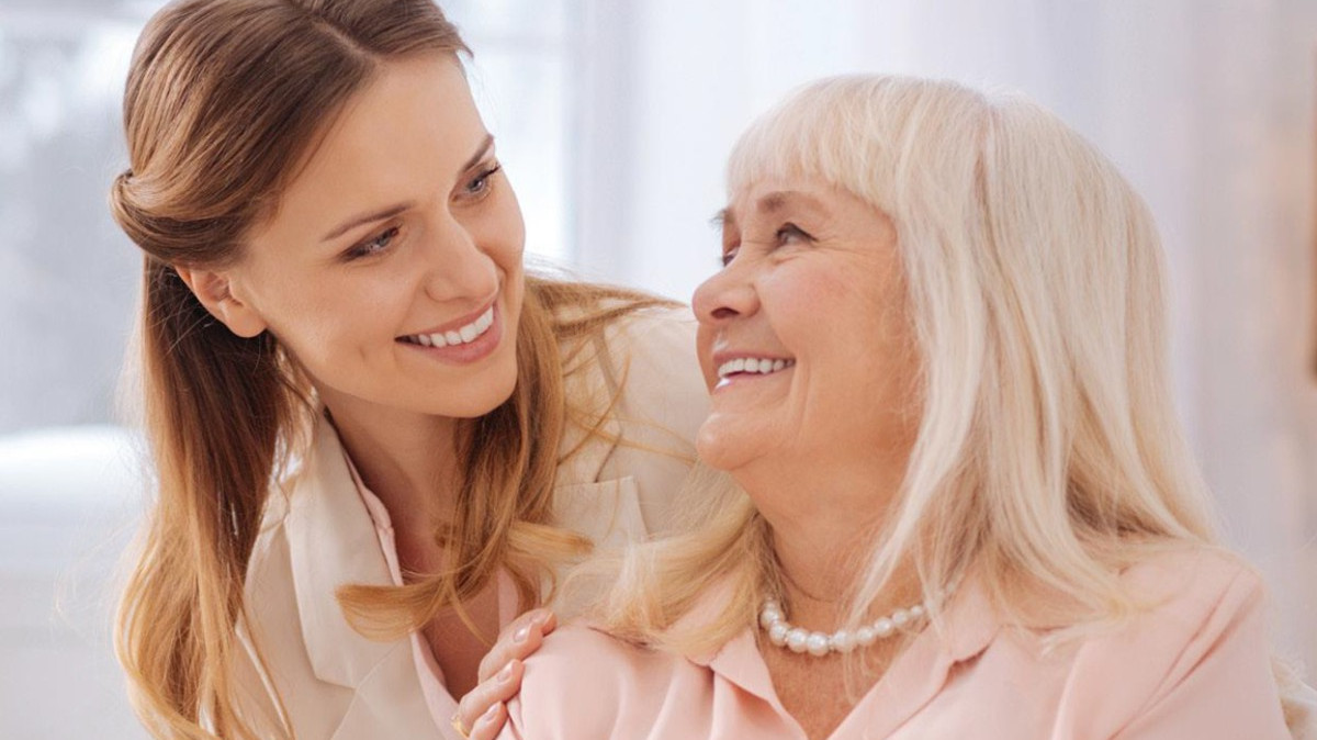 Dwie kobiety, starsza i młodsza, patrzące na siebie