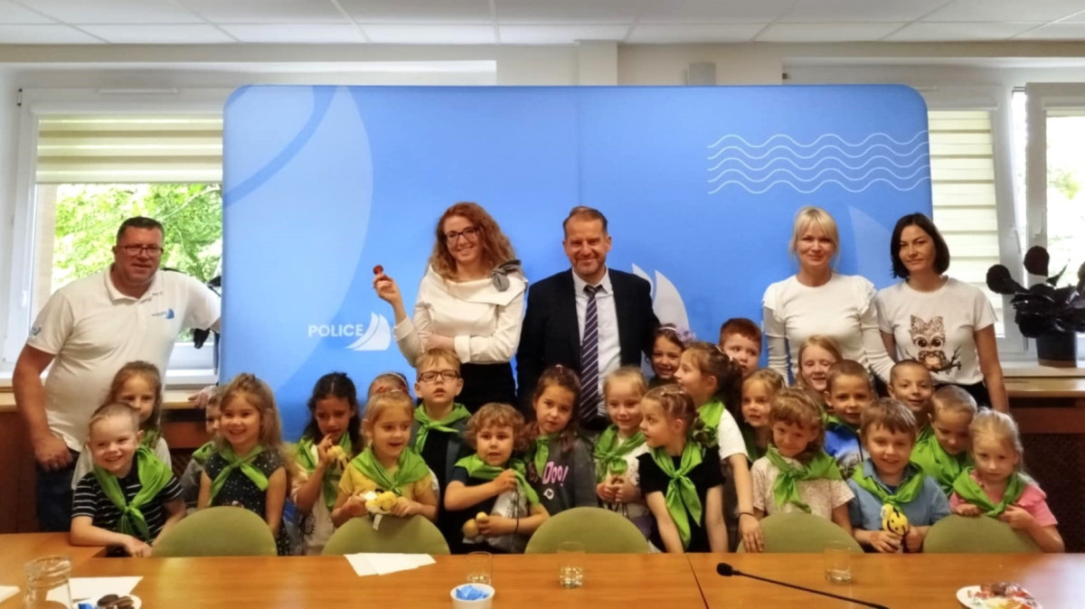 Wspólne zdjęcie przedszkolaków wraz z opiekunkami z władzami gminy