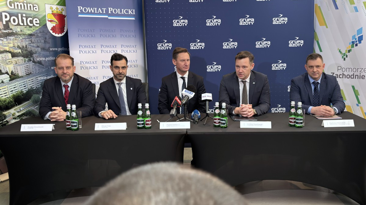 Za stołem siedzą przedstawiciele  Grupy Azoty Police, Pomorza Zachodniego, Powiatu Polickiego, Gminy Police i Portu Morskiego Police