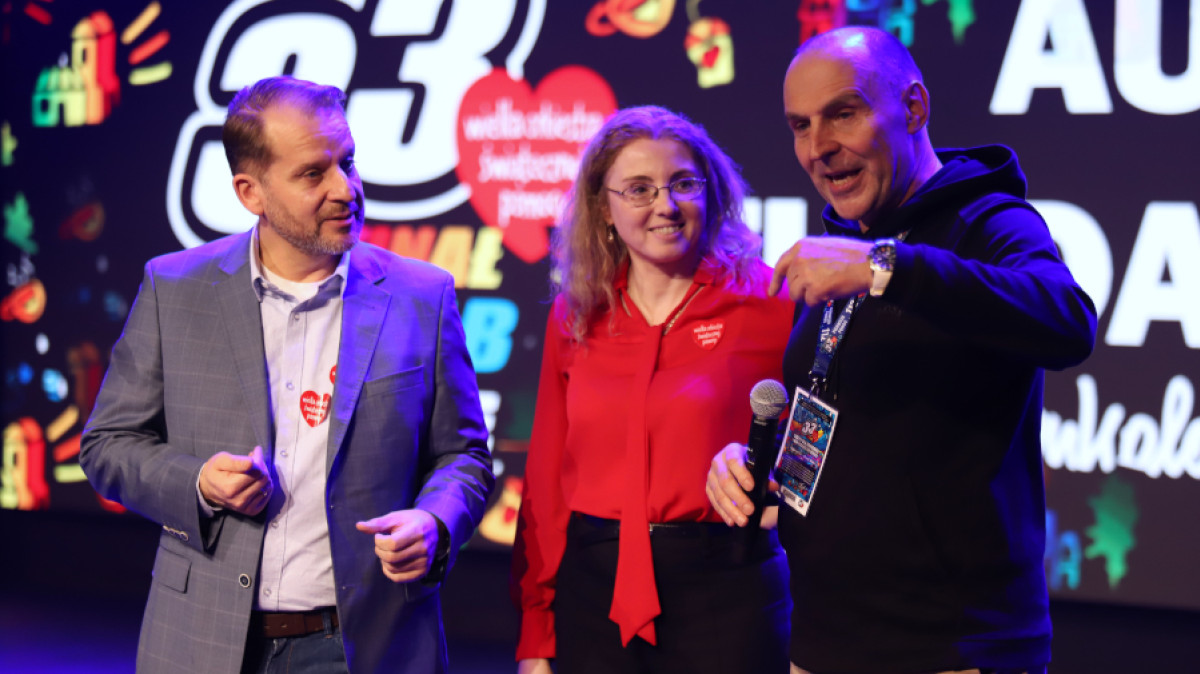 Na scenie stoją trzy osoby, od lewej: burmistrz Polic Krystian Kowalewski, wiceburmistrz Magdalena Sosnowska, wojewoda zachodniopomorski Adam Rudawski