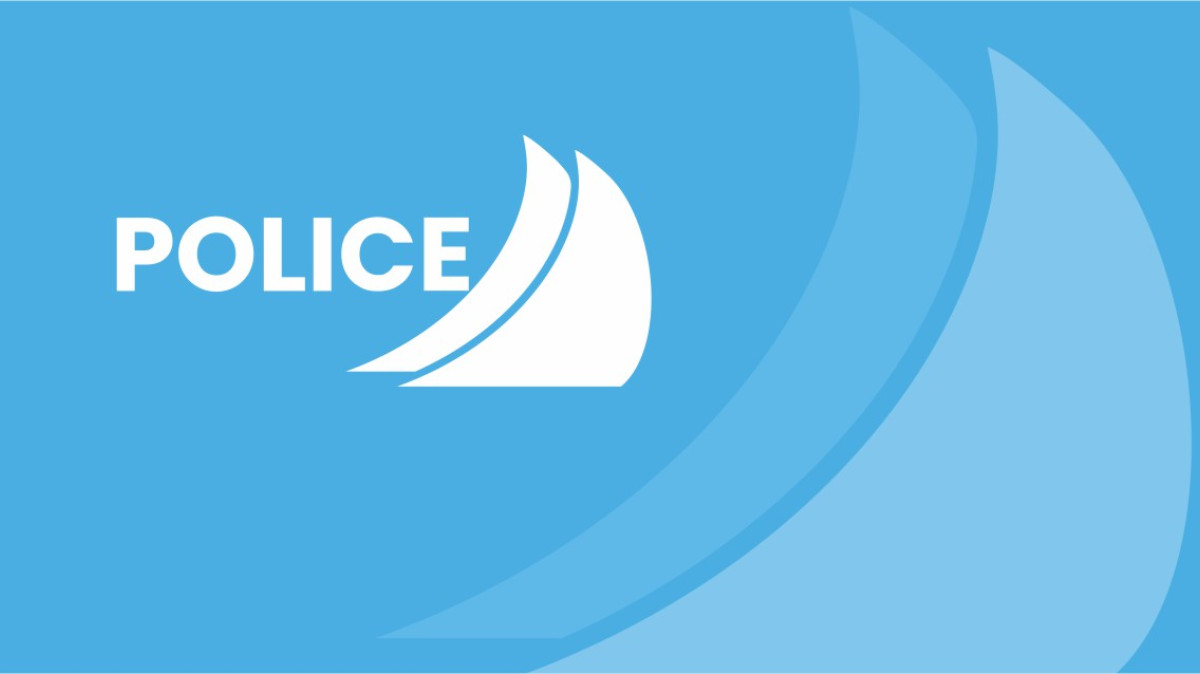 Niebieska plansza z białym logo gminy Police