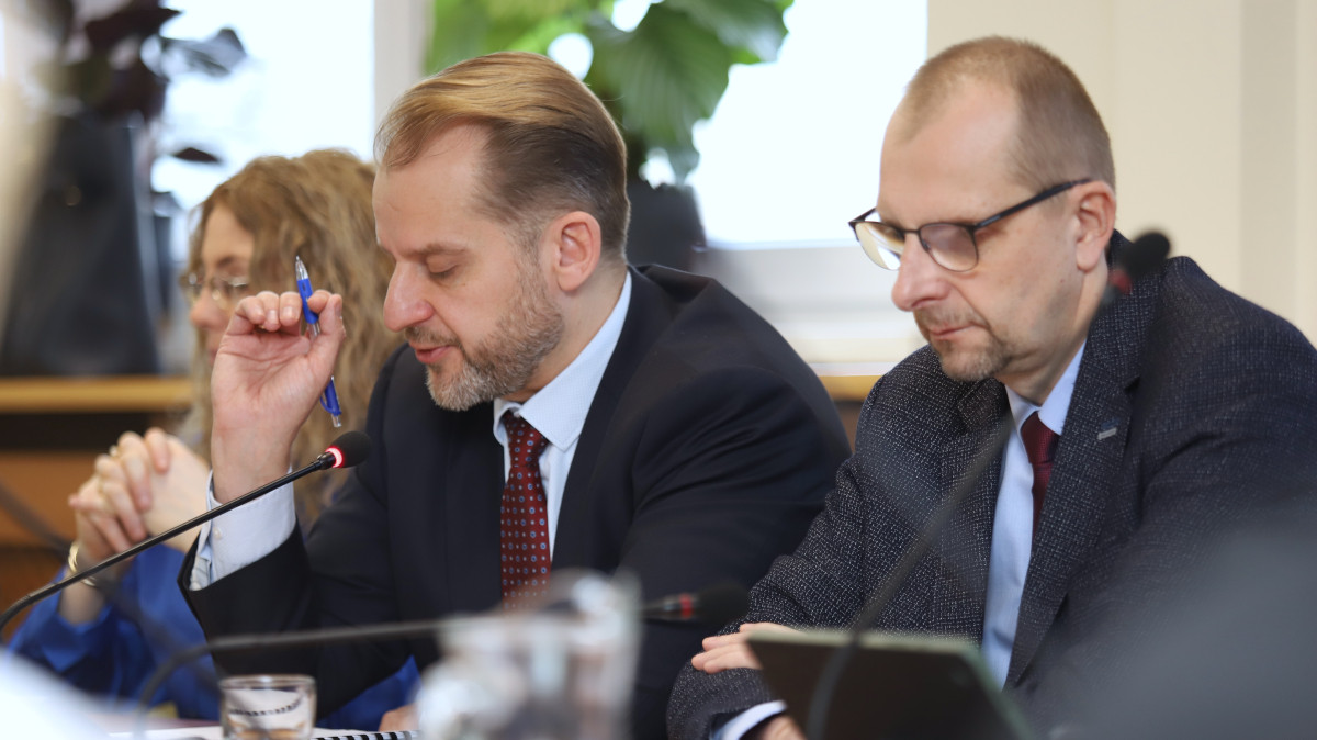 Na zdjęciu trzy osoby burmistrz Krystian Kowalewski w środku, z lewej wiceburmistrz Magdalena Sosnowska, z prawej skarbnik Janusz Zagórski