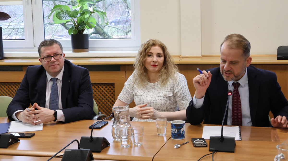 Przy stole siedzą od lewej: wiceburmistrz Grzegorz Ufniarz, wiceburmistrz Magdalena Sosnowska i burmistrz Krystian Kowalewski