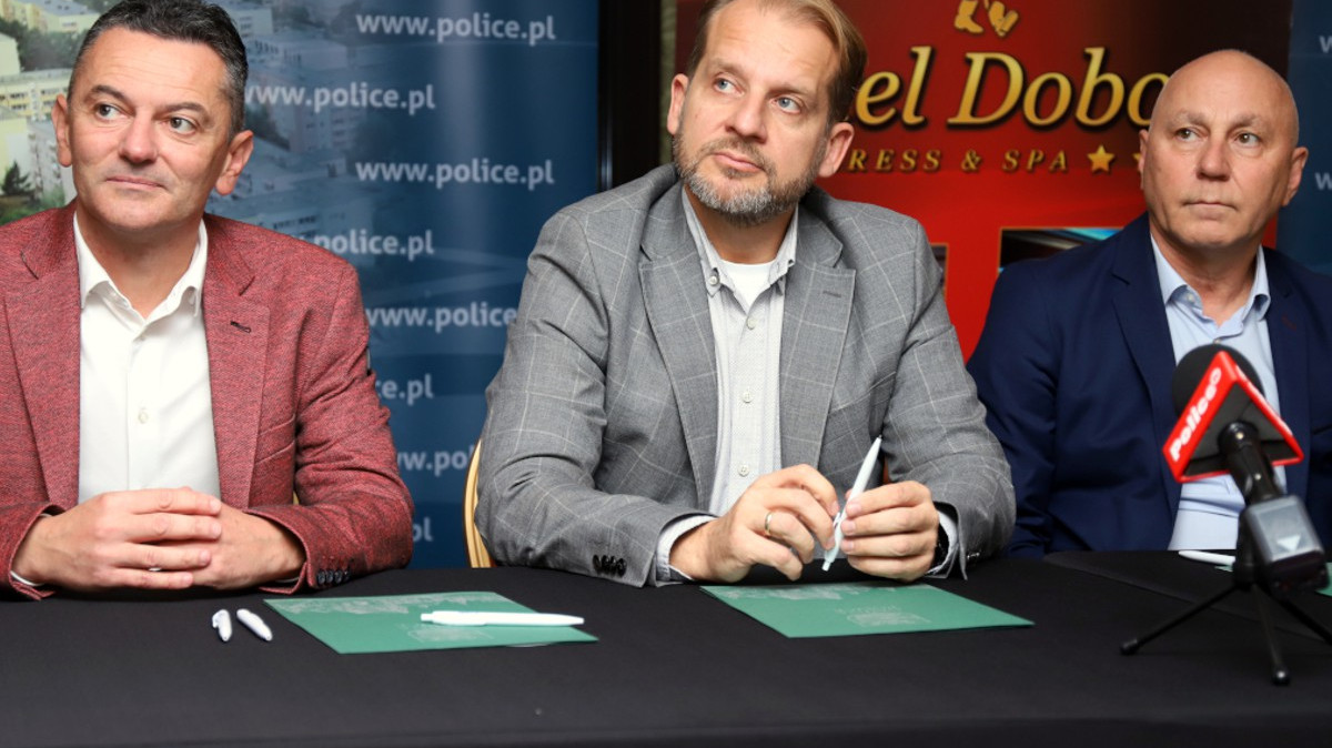 Na zdjęciu od lewej Maciej Mateńko – prezes Zachodniopomorskiego Związku Piłki Nożnej , Krystian Kowalewski – burmistrz Polic oraz Grzegorz Dobosz – właściciel hoteli w Policach i Świnoujściu.