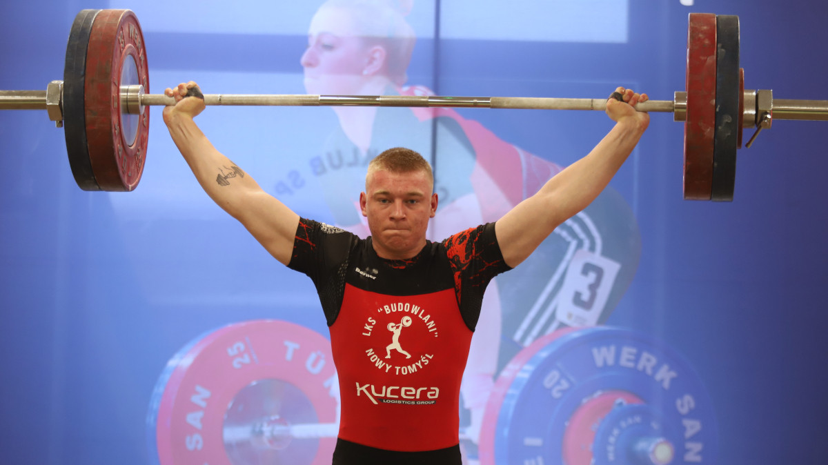Zawodnik trzymający sztangę nad głową
