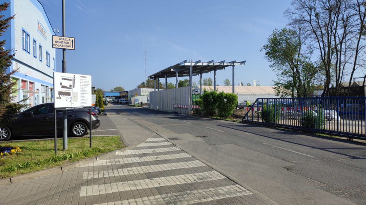 Widok ulicy a w tle Punkt Selektywnej Zbiórki Odpadów Komunalnych na terenie firmy TRANS-NET