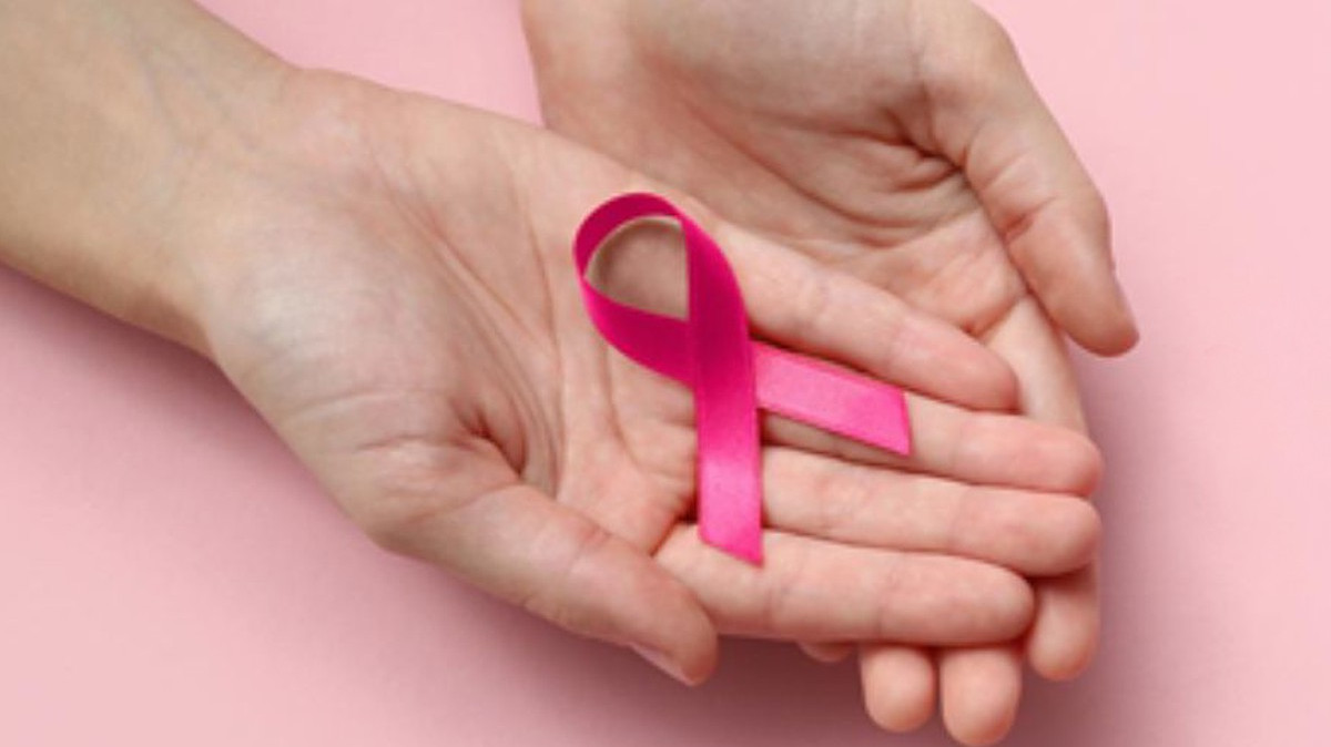 Różowa wstążka ułożona na dłoniach