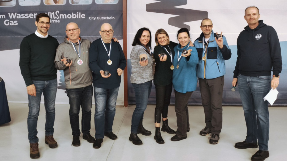 Na zdjęciu: Danny Rodewald - burmistrz Pasewalku (z lewej), drużyna z Polic i Rüdiger Behrendt - dyrektor zakładów komunalnych (z prawej).