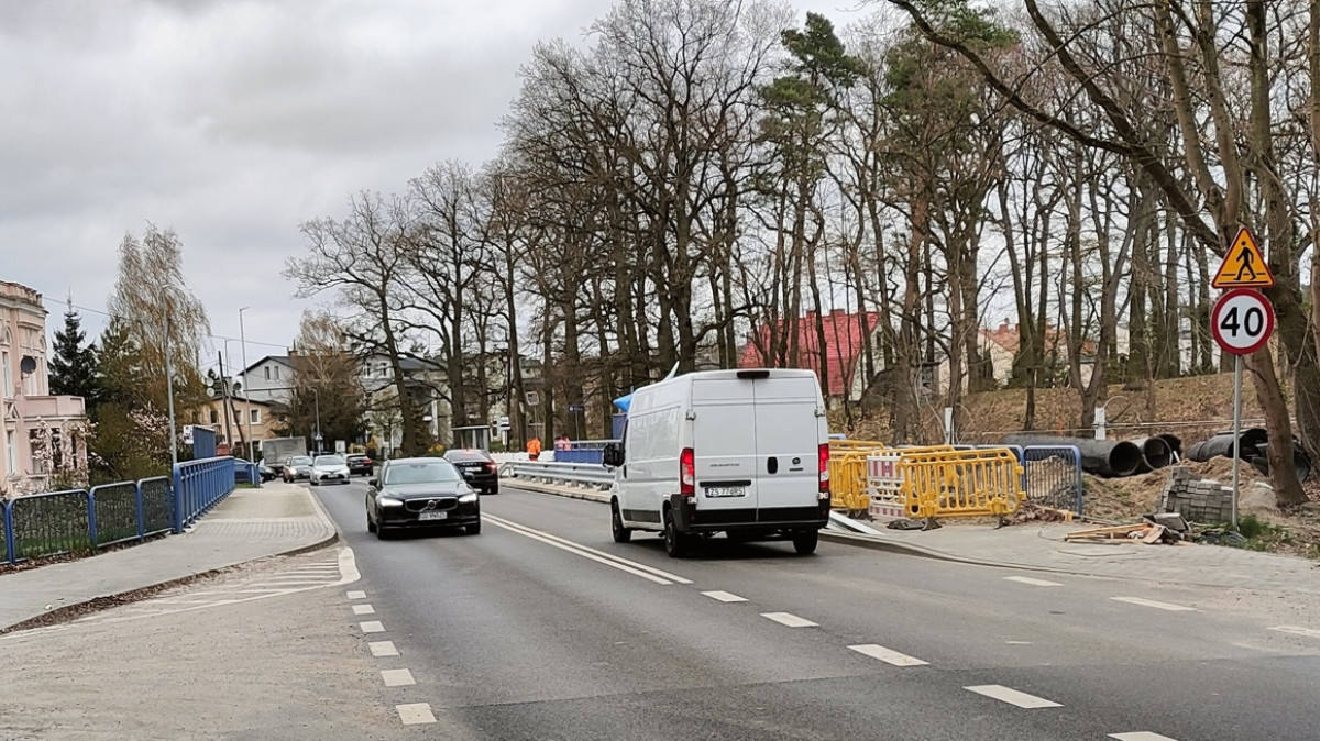 Widok na samochody przejeżdżające przez wiadukt w Mścięcinie